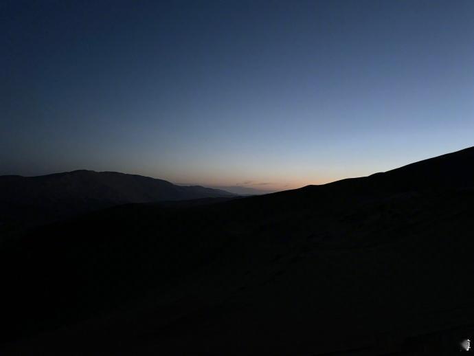 #王一博分享沙漠明信片##王一博看了好多日出#王一博在沙漠中探索，明信片和日出展