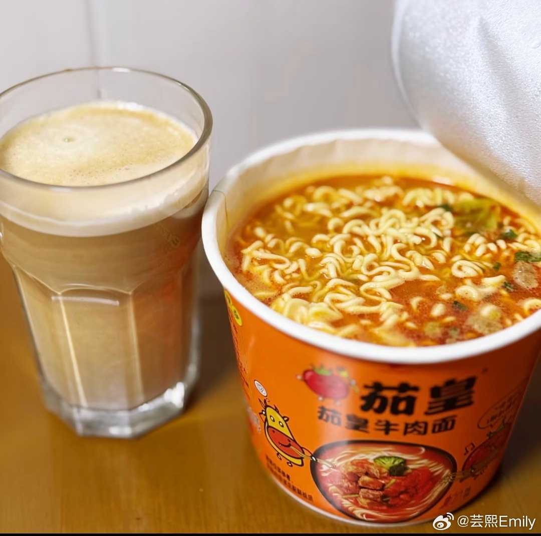 白海豚 上班午餐就吃方便面配速溶咖啡