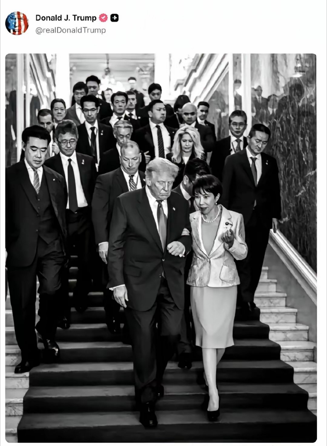 小日本的窑姐太不自重了这幅图是川普还未离开日本前，发布在自己社交账号上的。在一大