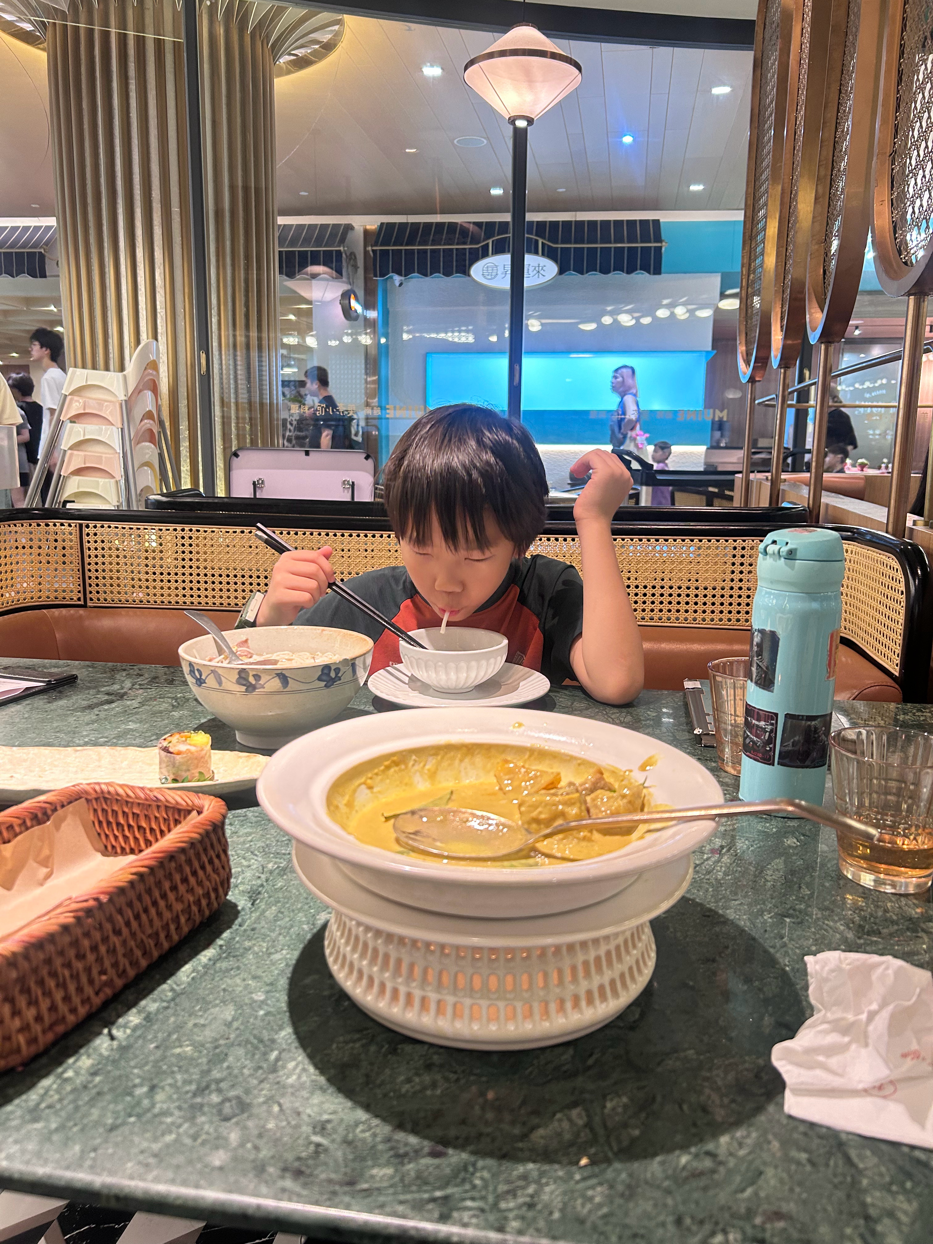 如果很饿很饿他还是吃的我在图书馆逗留太久现在才吃午饭早餐他也没吃好两餐并一餐在下