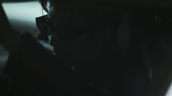 宋威龙副驾视角 有人看脸，有人看氛围，宋威龙这个物料把两样都占全了。副驾视角的构