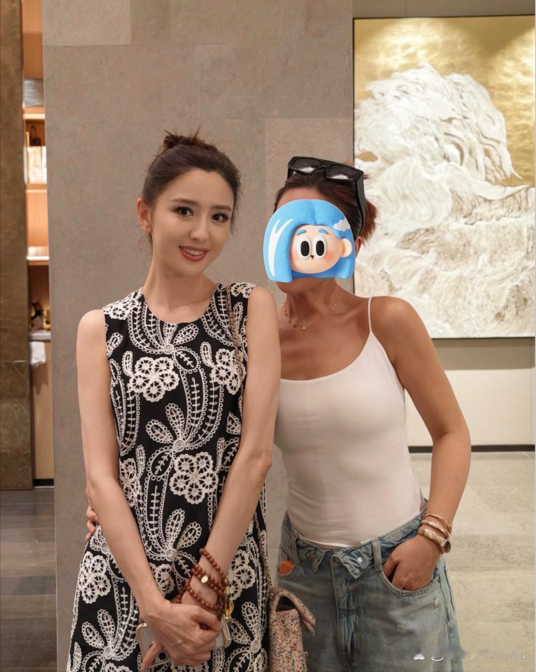 佟丽娅本人确实又高又瘦又白 