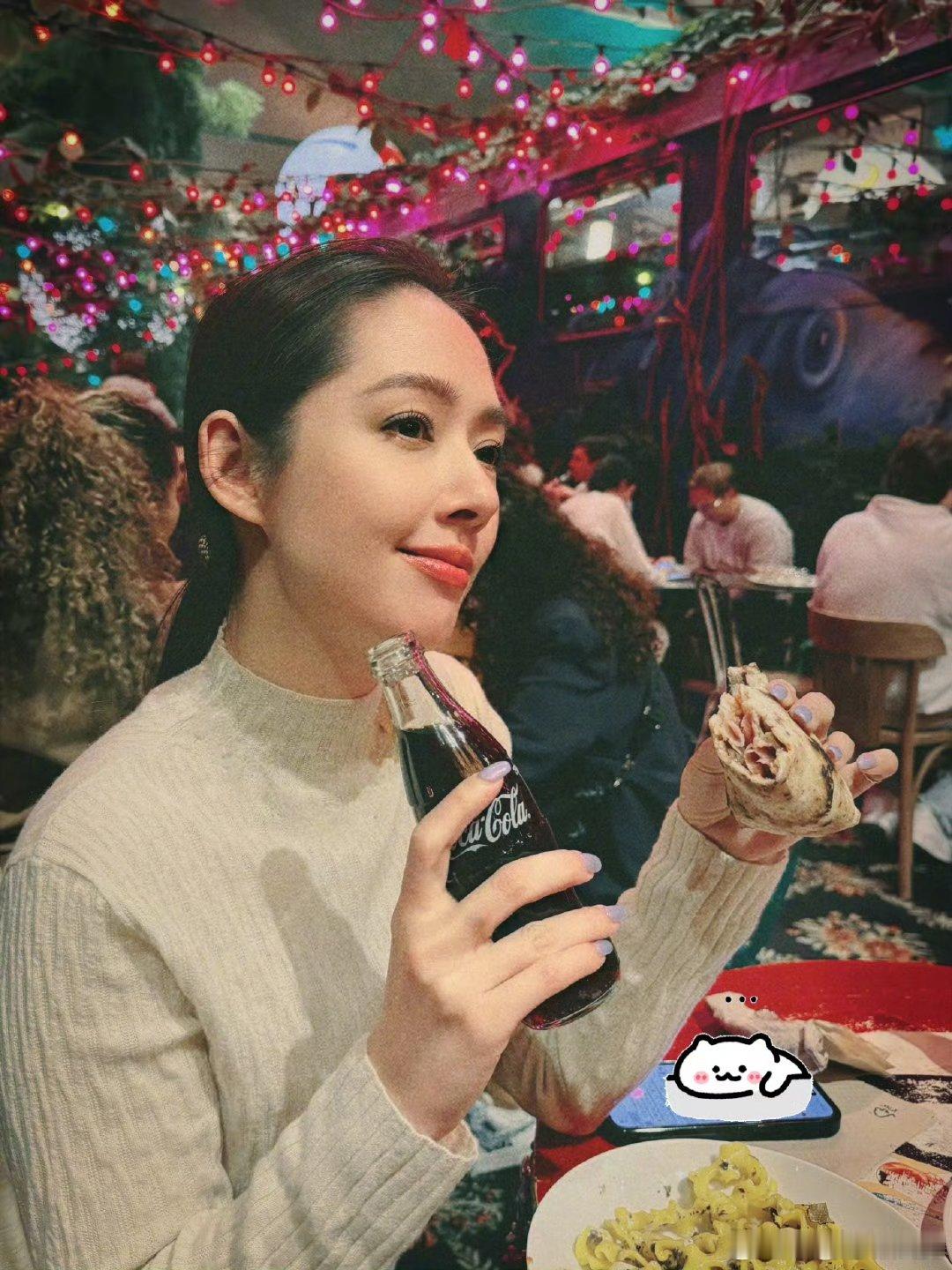 郭碧婷偷偷来组库存郭碧婷晒库存照 谁懂这种感觉！郭碧婷的库存照，餐厅里烟火气满满