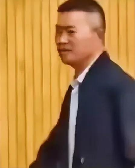 昆明长丰学校爆发的“问题食材风波”终以校长勇于担当、卸任职务作为代价落下帷幕，同