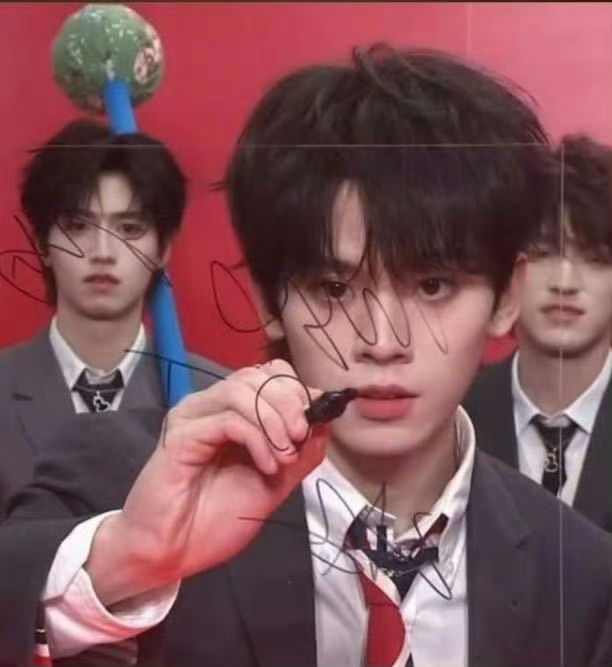 TOP镜头签  东方卫视是精准拿捏了观众的喜好吧！没有多余的花哨设计，只用纯粹的