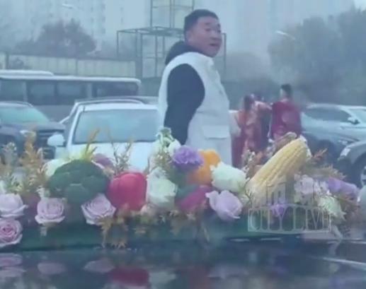 就是这个穿白马甲的男子拦婚车，狮子大开口索要50条香烟。事发河北廊坊，11月5日