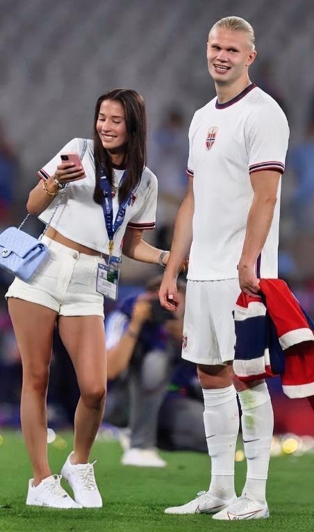 哈兰德相恋七年女友专门感谢中国！这句话背后，藏着一段从挪威布吕讷小镇一路走到20