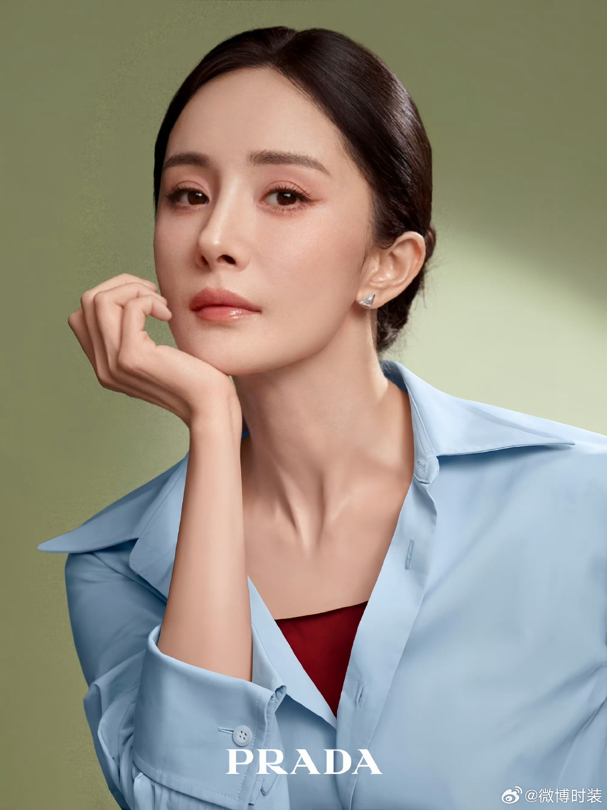 × PRADA Paradoxe我本莫测广告大片释出。浅蓝简约衬衫搭配利落盘发，