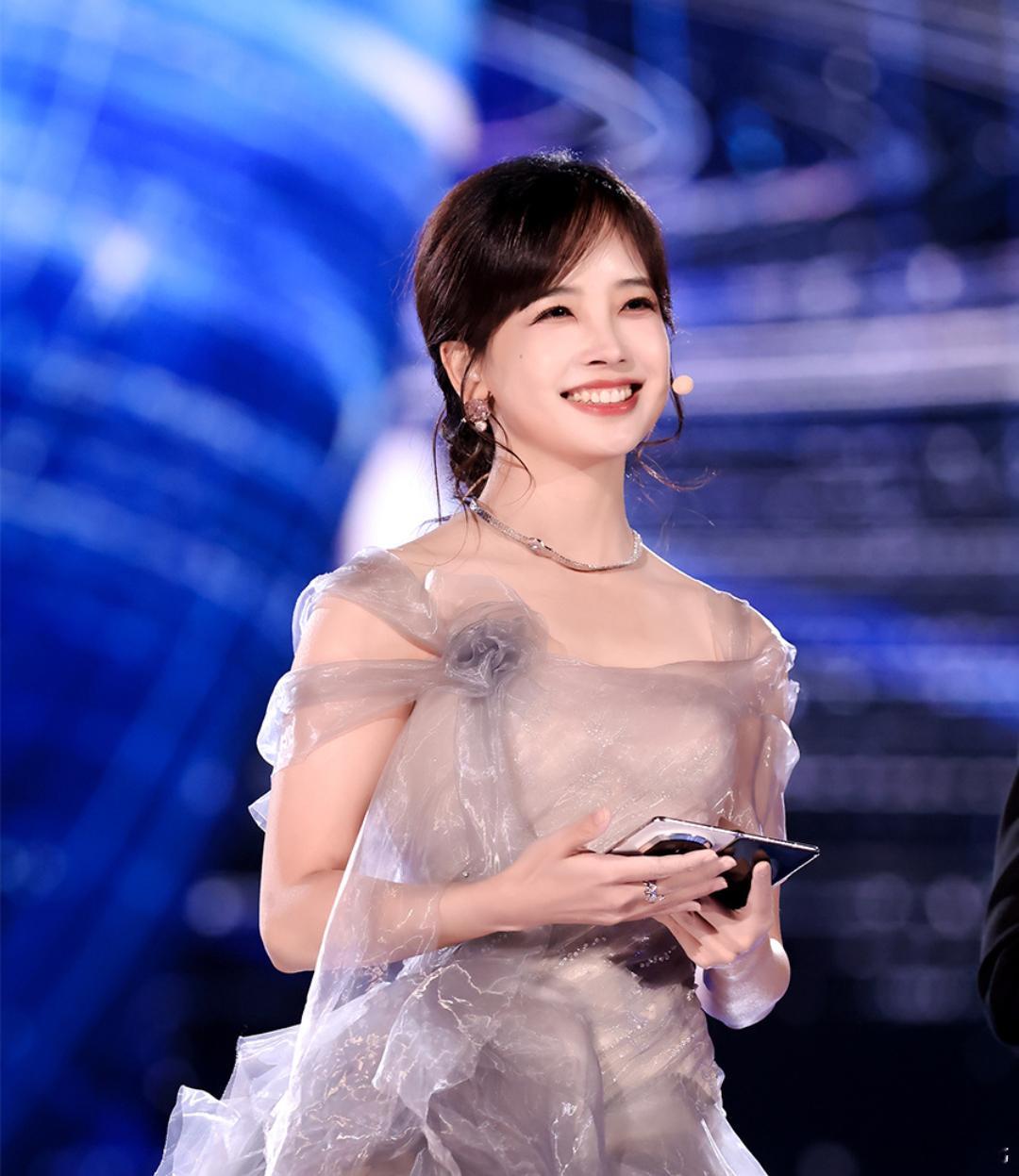 手卡？不，是华为Mate X7！华为折叠屏秒变舞台主持手卡 鸿蒙盛典真的太绝了，