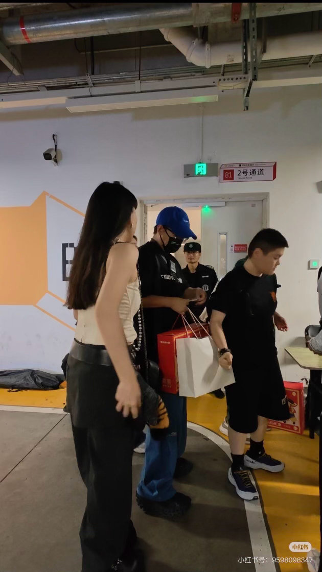 曝歌手第五期补位嘉宾传闻还有，本来应该是哈林的帮唱，可惜哈林一轮游，我是支持吴莫