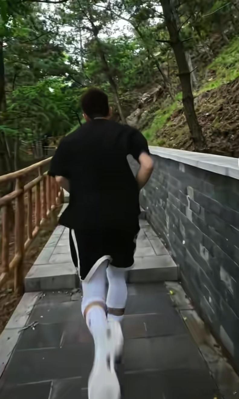 广厦男篮球员孙铭徽更新自己社交媒体：因为山顶来的风，能散过往的旧梦。我脚下的路走
