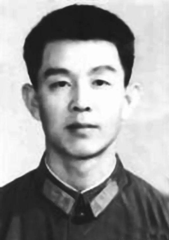1979年2月17日，对越自卫还击战打响了。李庆海作为警卫连连长，跟着部队向前线
