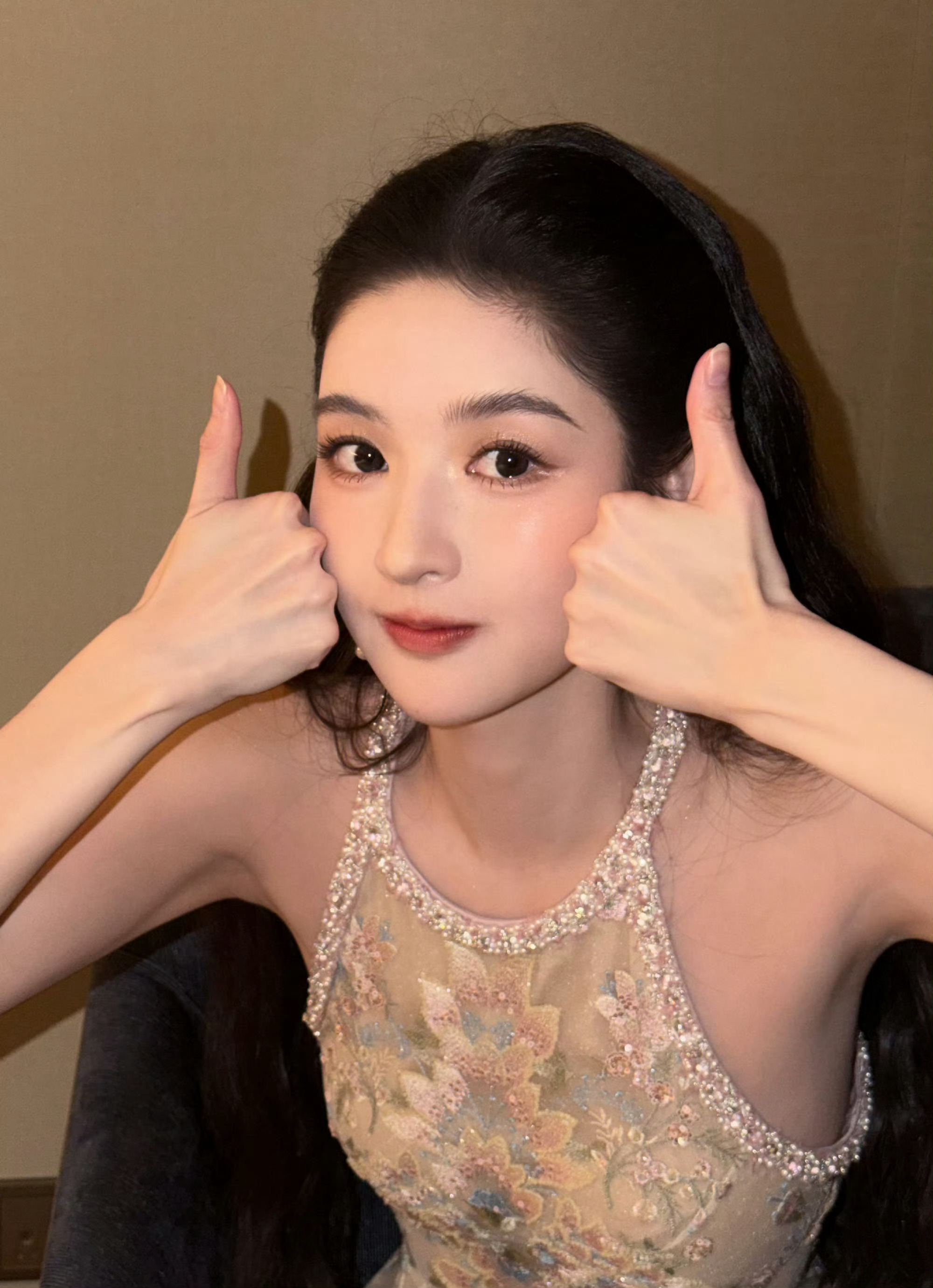 王玉雯稳得不像第一次主持不说谁能想到这是的主持首秀！稳得完全不像第一次主持台风大