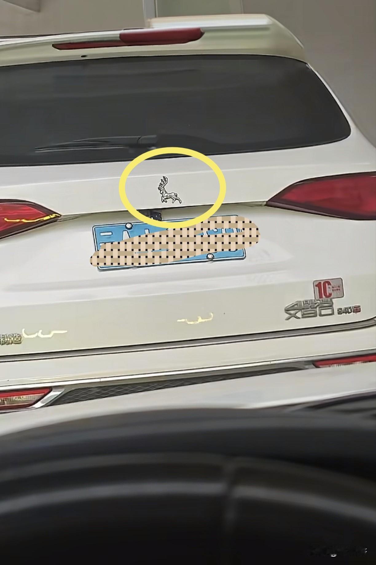 广大的车友们，这个这个标志是什么牌子汽车？在加油站随手拍的，问了身边好多朋友，他