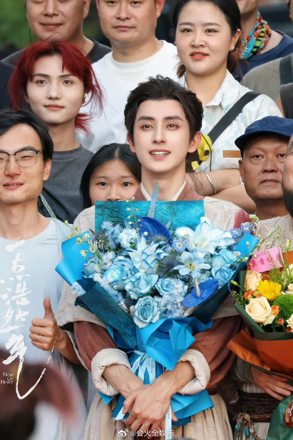 敖瑞鹏《一点浩然气》杀青啦💐敖瑞鹏一点浩然气杀青捧花路透敖瑞鹏一点浩然气杀青合