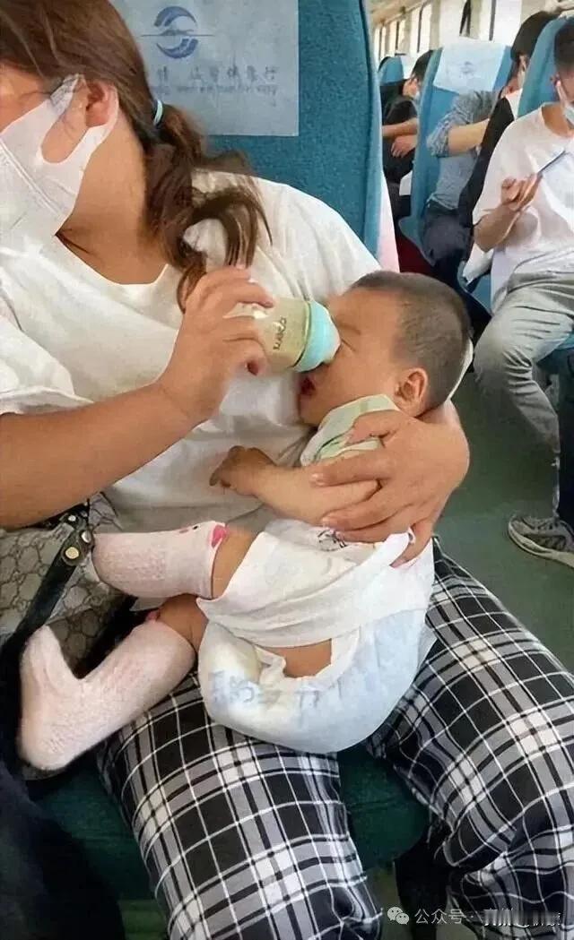 给孩子喂奶，
奶瓶都戳到孩子鼻子上了！
