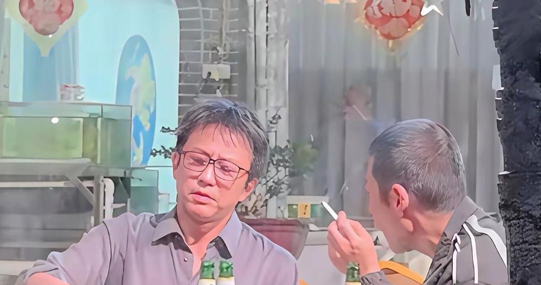 邓超：骁哥，这口冰啤酒灌下去，一天的劲儿全散了。

王骁：可不是，大热天就这口最