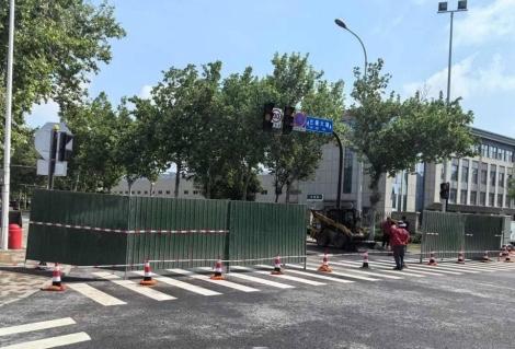 今天走到兰雁大道和西四路交叉口这里，往北封闭上了，问了一下得知，这里封闭施工修路