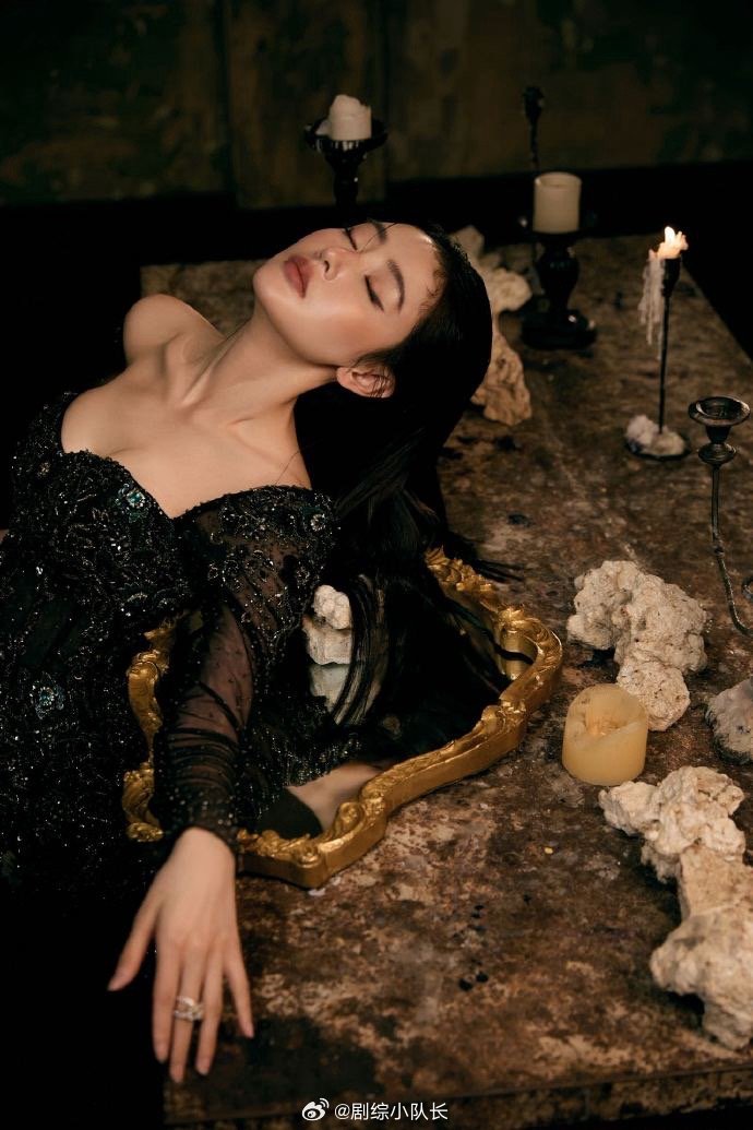 张天爱红唇黑裙造型女王来的 张天爱这波造型直接封神！黑色闪钻礼裙贴合身形，流畅线