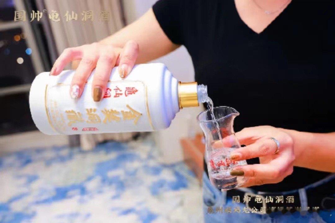 在忙碌而充满压力的生活中，一瓶好酒往往能带给我们短暂的放松和愉悦。龟仙洞就是这样
