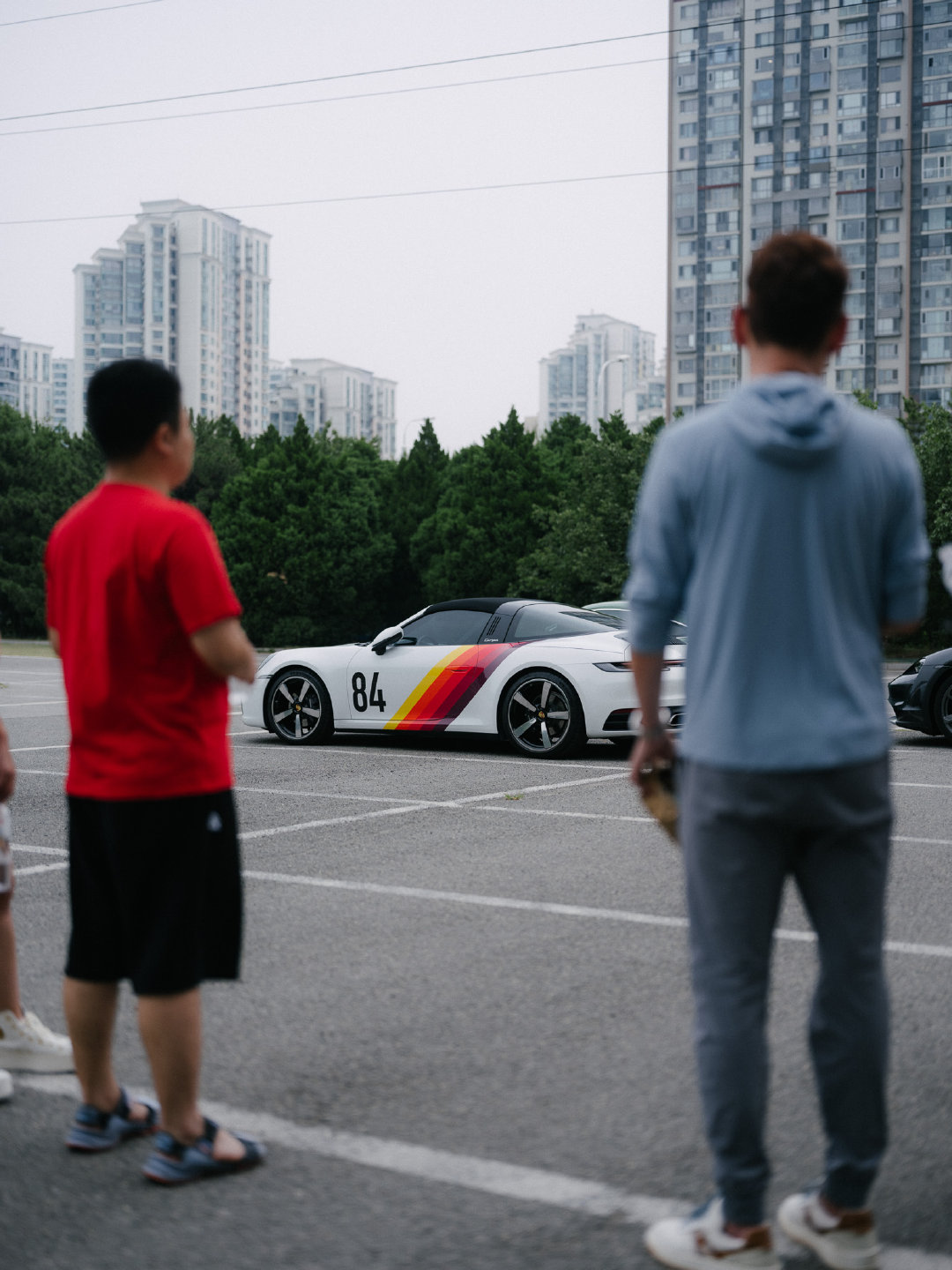 我有一台贴了 84 号拉花的 911 Targa（图1）。有一台绿色的 911 