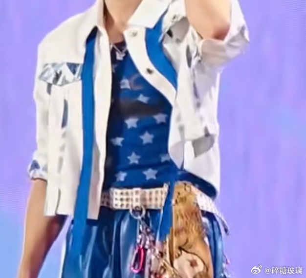 这衣服印花位置好坏 我一开始以为是朱志鑫胸的阴影 ​​​