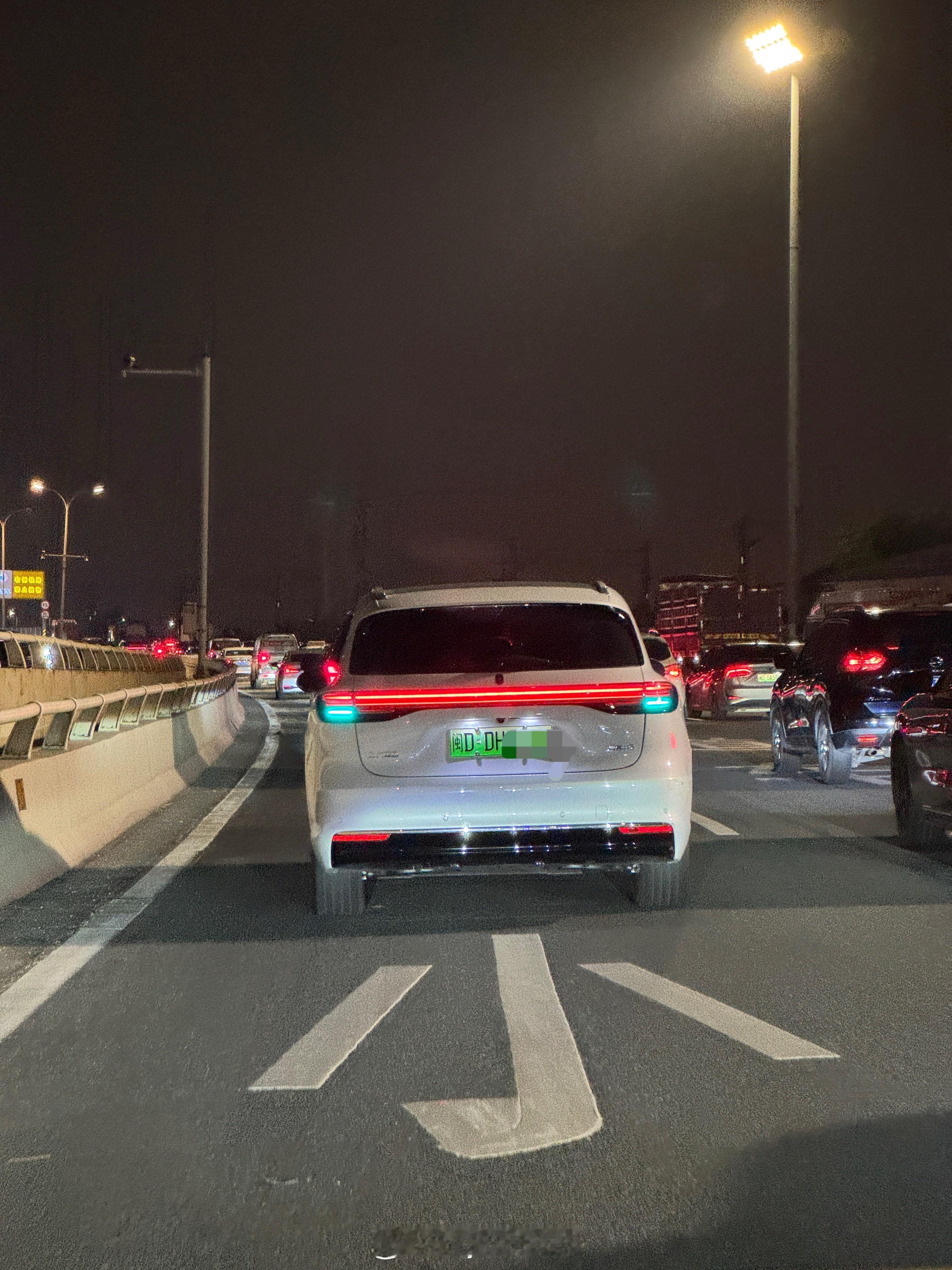 第一次在路上遇到华为的第五界：上汽的尚界H5。一路都开着小蓝灯，穿梭自如，在遇到