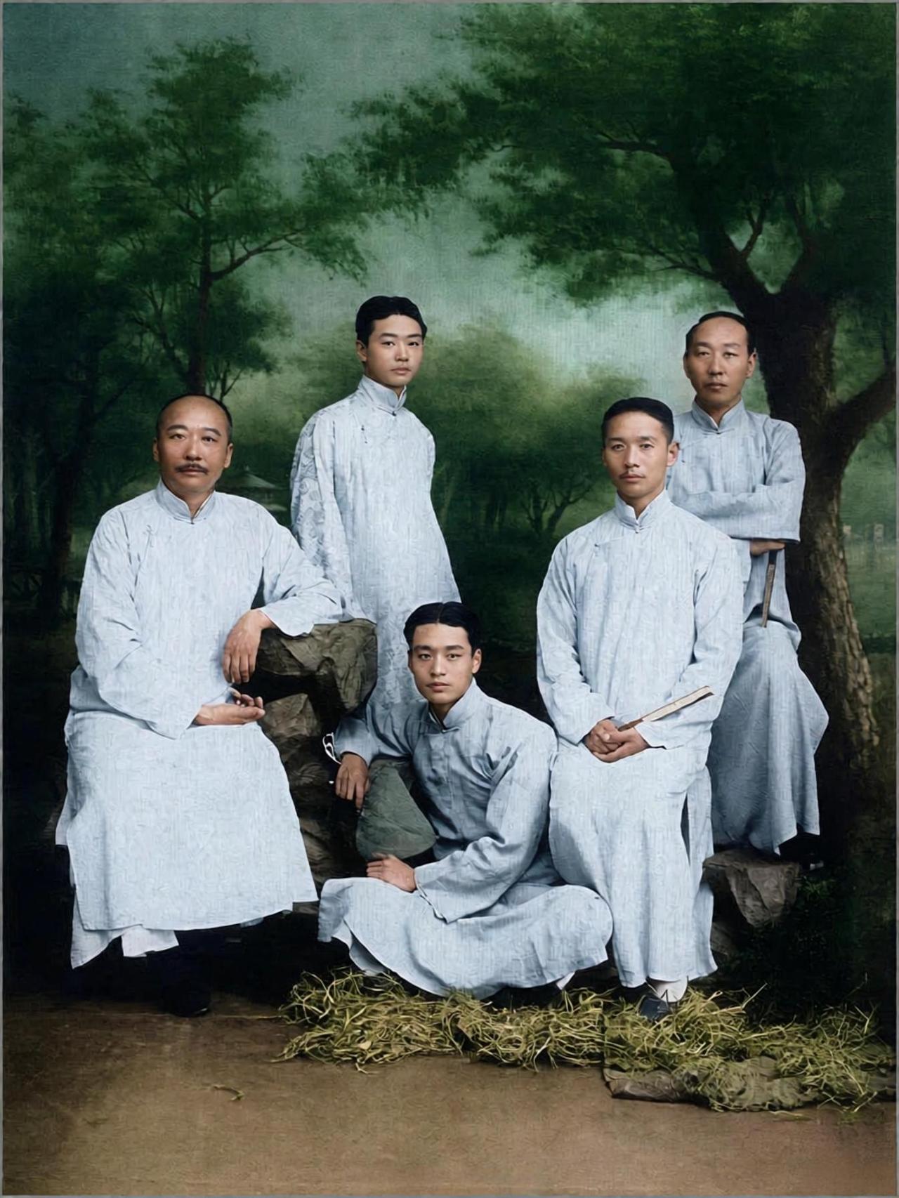 1923年，罗瘿公、程砚秋、吴富琴、齐如山、许伯明五人留下了一张合影。
罗瘿公是