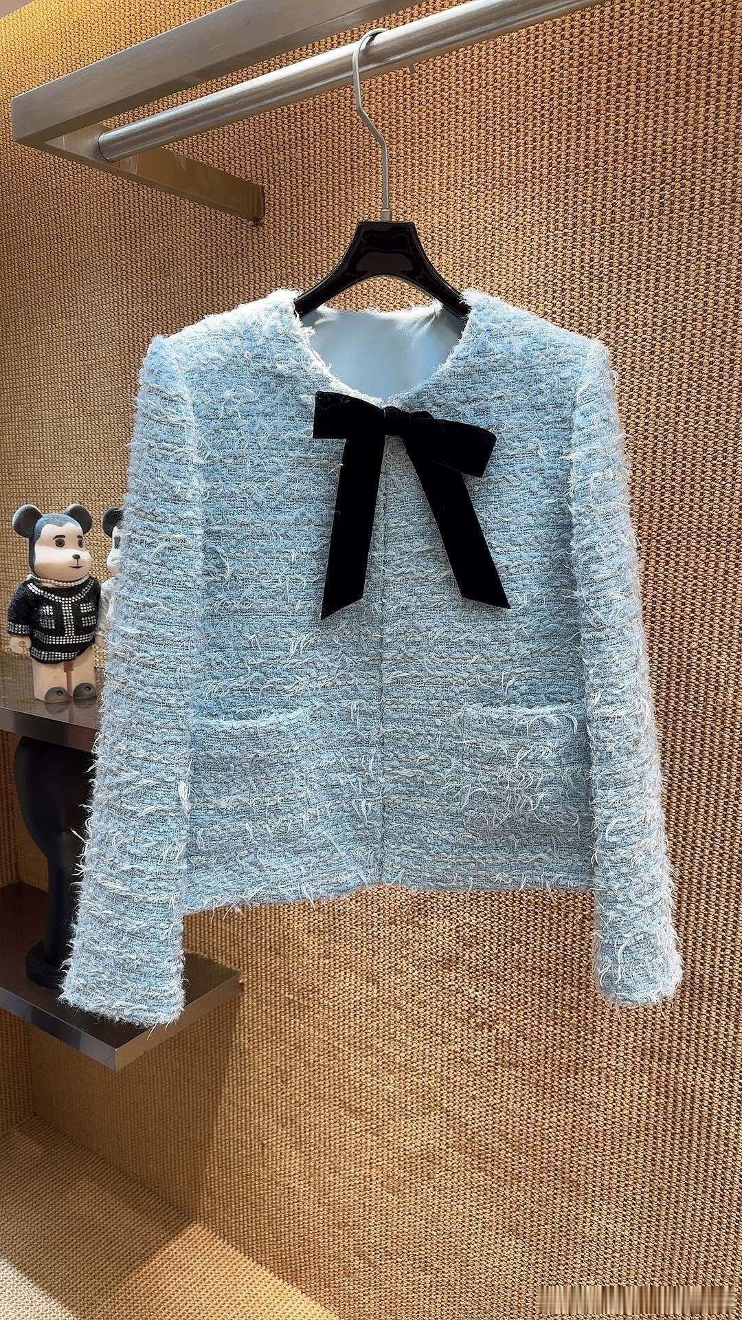 💙浅冰蓝小香外套        毛絮流苏粗花呢，丝绒黑蝴蝶结撞色，温柔又带点甜