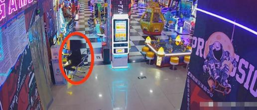 四川，一小伙子觉得电玩城内4毛4分/个游戏币太贵，于是在网上买了4300个通用币