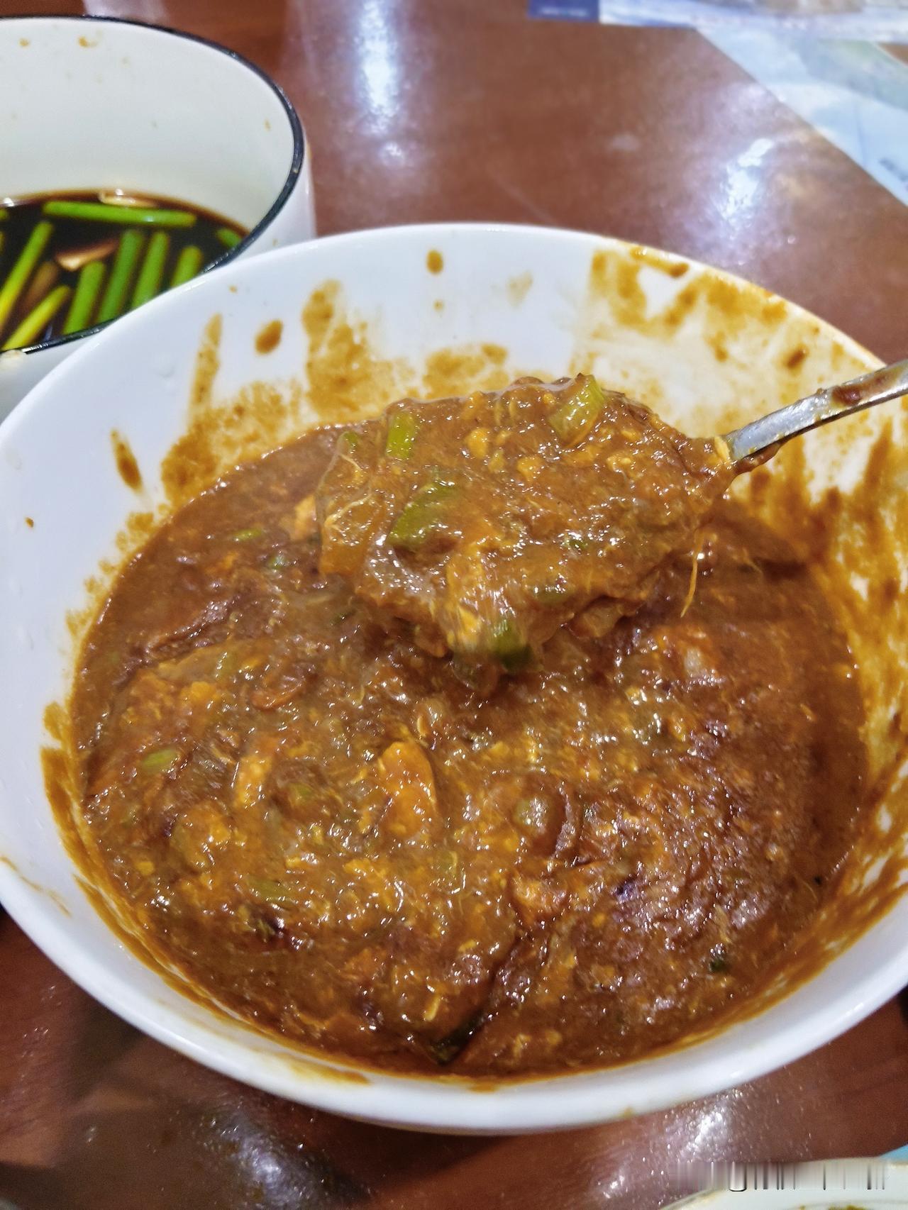 她出门第一天，我一个人的晚餐。
午饭是一个人，做的西红柿炝锅面。
晚上还是一个人