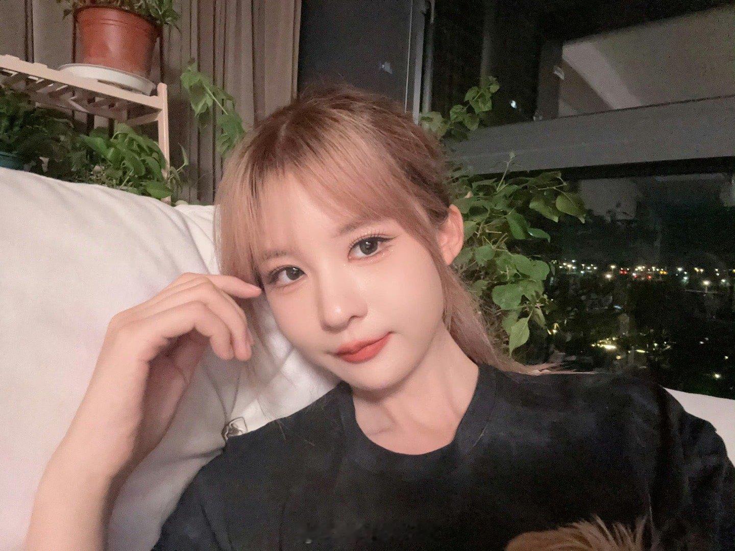 瞳夕！瞳夕！吾的爱妻[舔屏][舔屏]好甜～LPL美女解说瞳夕晒照：我刚刚吃了一点