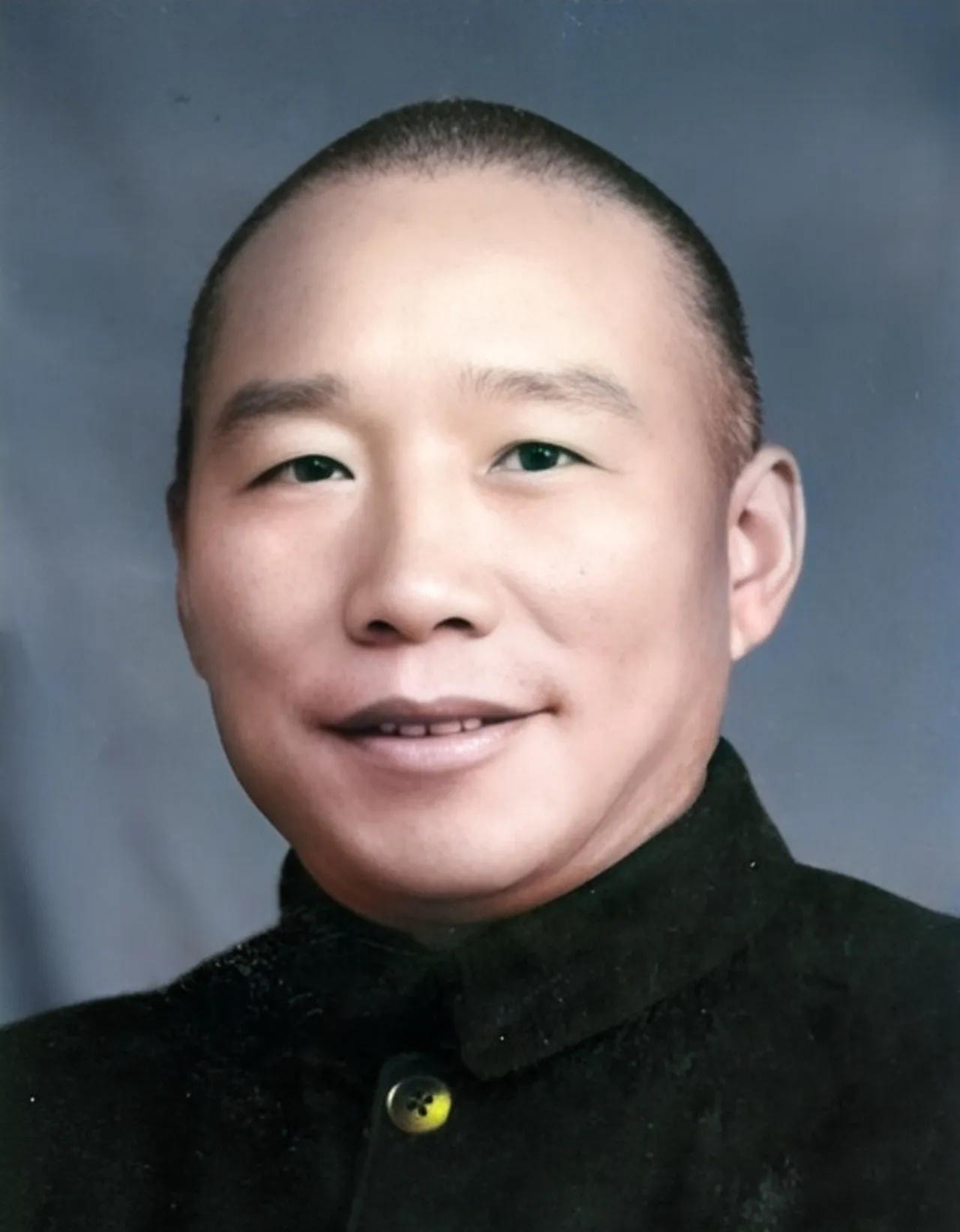 1948年，国军的一名伙夫和大部队走散了，被解放军拦下。解放军看他年纪大，便发了
