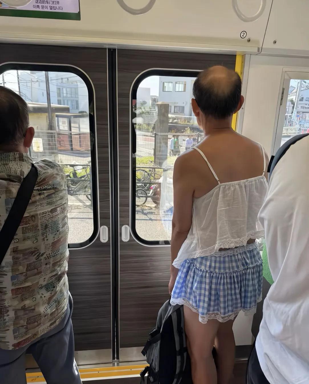 都说穿衣自由，你认为这种行为应该制止吗？
穿衣自由不等于毫无边界，自由的前提是尊