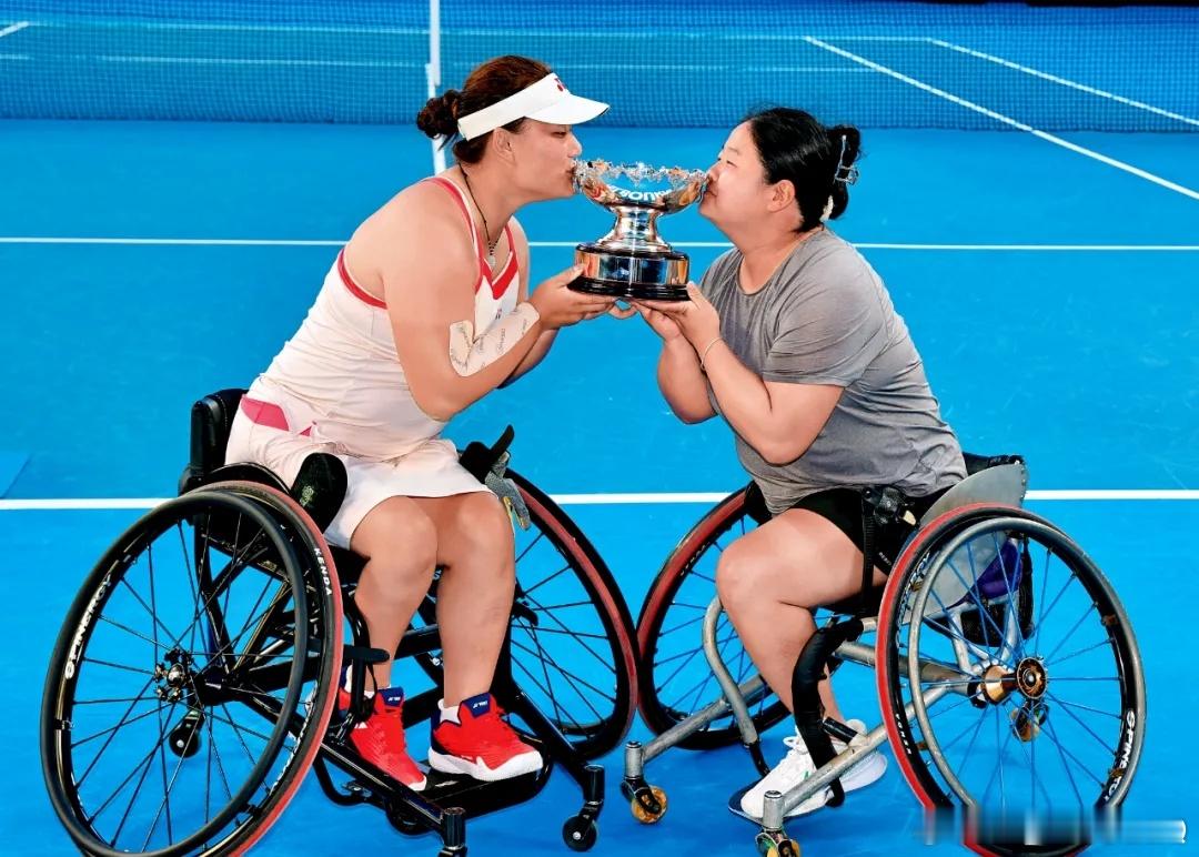真正的体育精神，始于公平竞技的起点。对于轮椅网球运动员而言，这场比赛的第一个“发