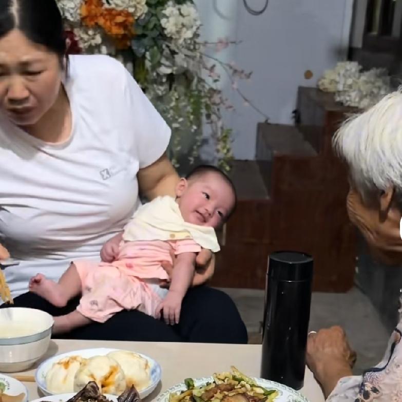小松和秋秋已经从云南河口带着可欣回到了四川巴中，见到了太奶。太奶见到可昕，非常的