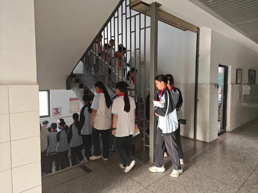 “有枣没枣打一杆”湖南湘潭，12岁男孩下楼梯不慎摔跤，门牙当场折断，老师发现后立