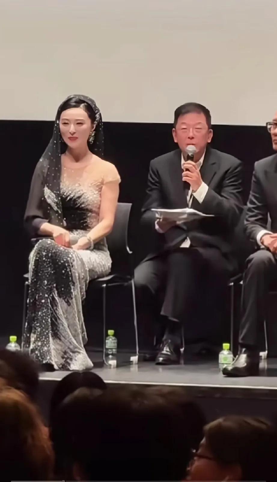 同样的场景，同样的服装，只因为前面两张照片是坐着，拍的正面，后面一张照片是站着拍