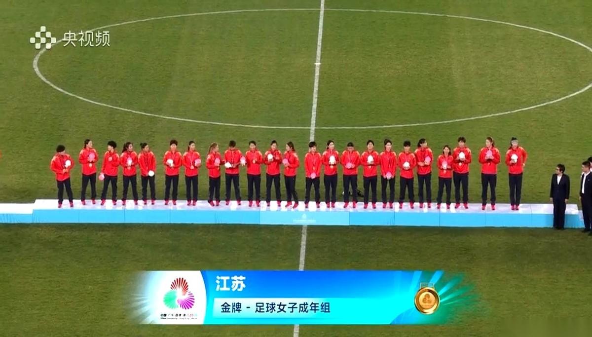 刚拿了冠军，带队的主教练就要走。
这事儿，怎么想怎么不是滋味。
看到陈婉婷被队员