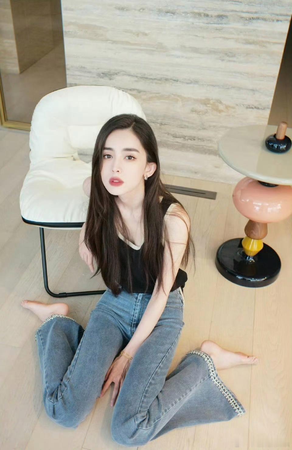 娜扎坐姿挑战高难度，尽显不凡柔韧度，亲测后腿好酸痛。 ​​​