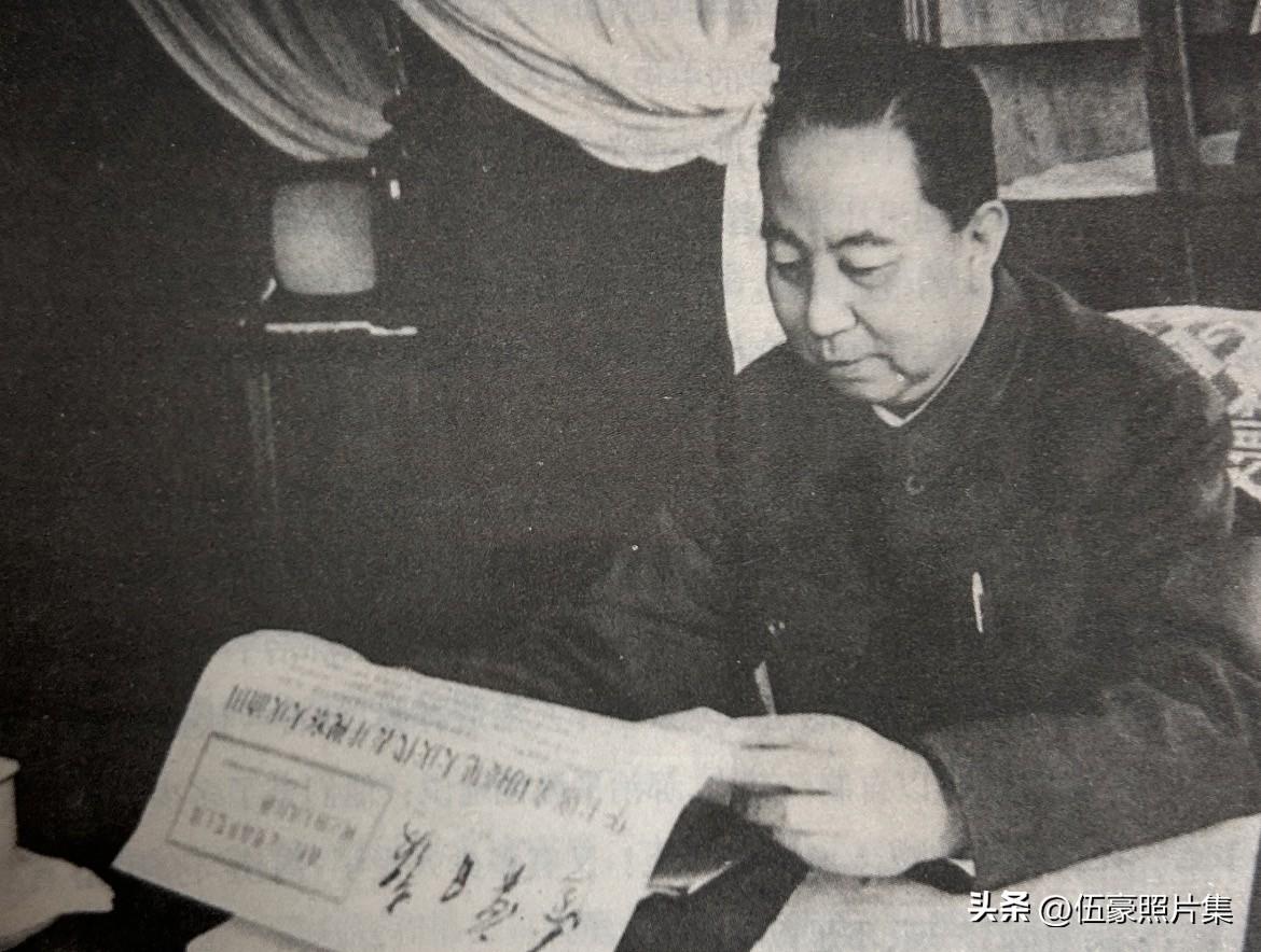1978年5月，华国锋同志自朝鲜访问回国途经沈阳时翻阅《辽宁日报》的照片，当时国