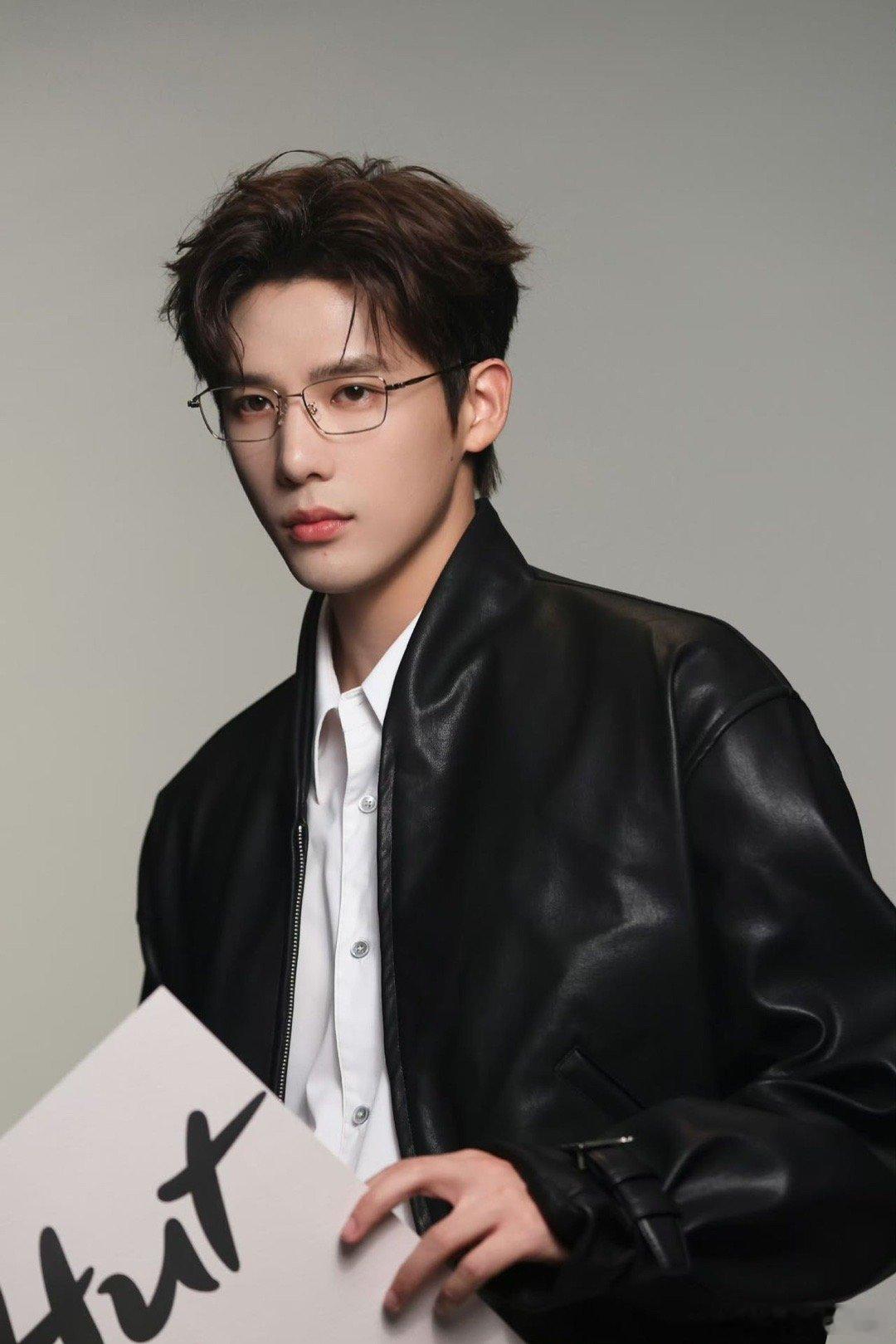 王安宇首次在东方卫视跨年跨年惊喜空降！是燃系唱跳还是治愈弹唱？评论区盲猜舞台形式