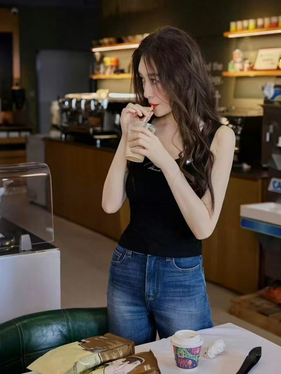 李小冉的正确打开方式 岁月沉淀下来的不是皱纹，是底气。李小冉站在那里，不用说话，