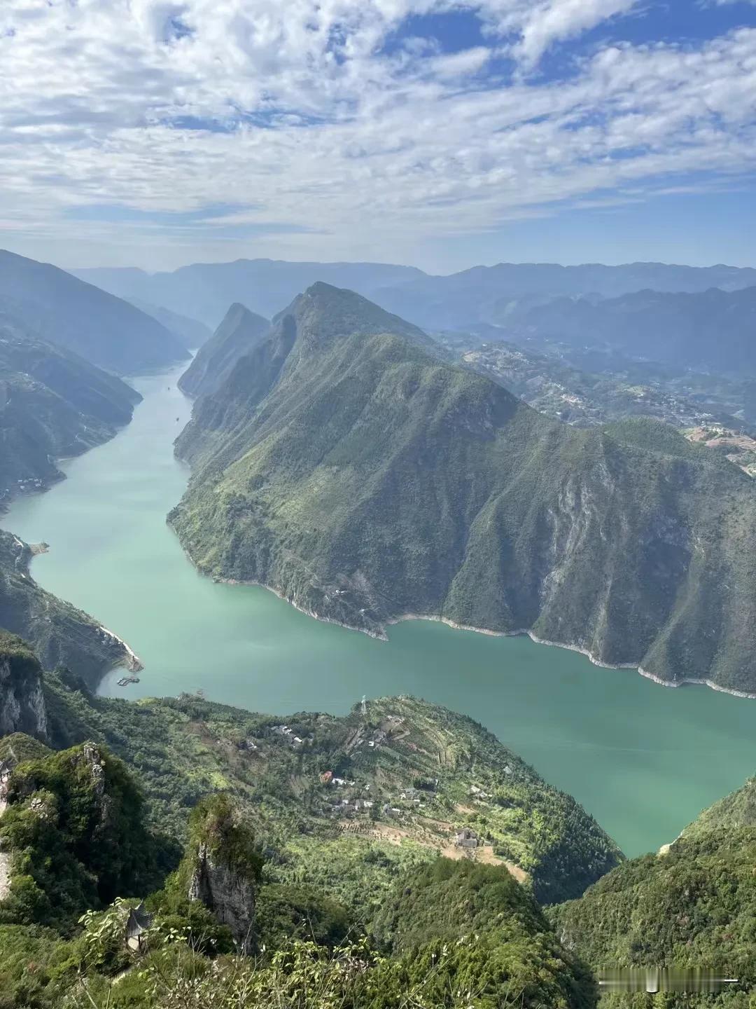 巴东三峡巫峡长
猿满三声泪沾裳
长江第一拐名不虚传[强]