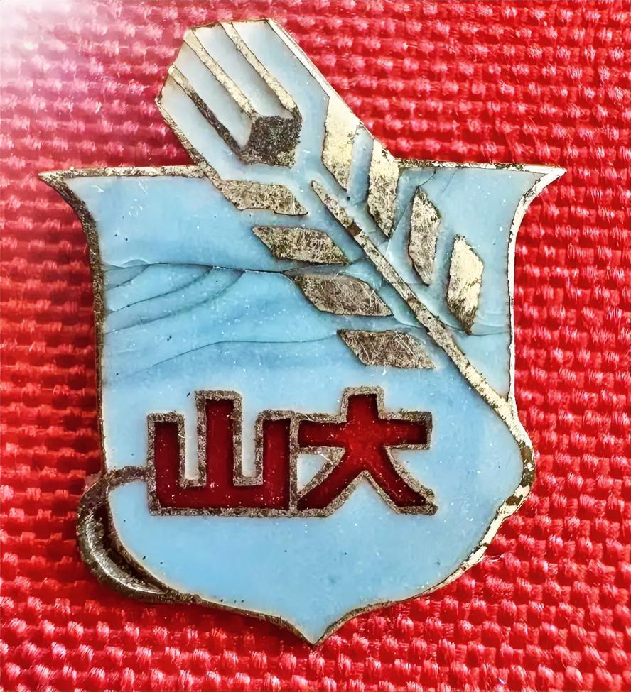 《山东大学》新老校徽
      该校徽很有特色。整体以盾牌为造型，给人一种稳重