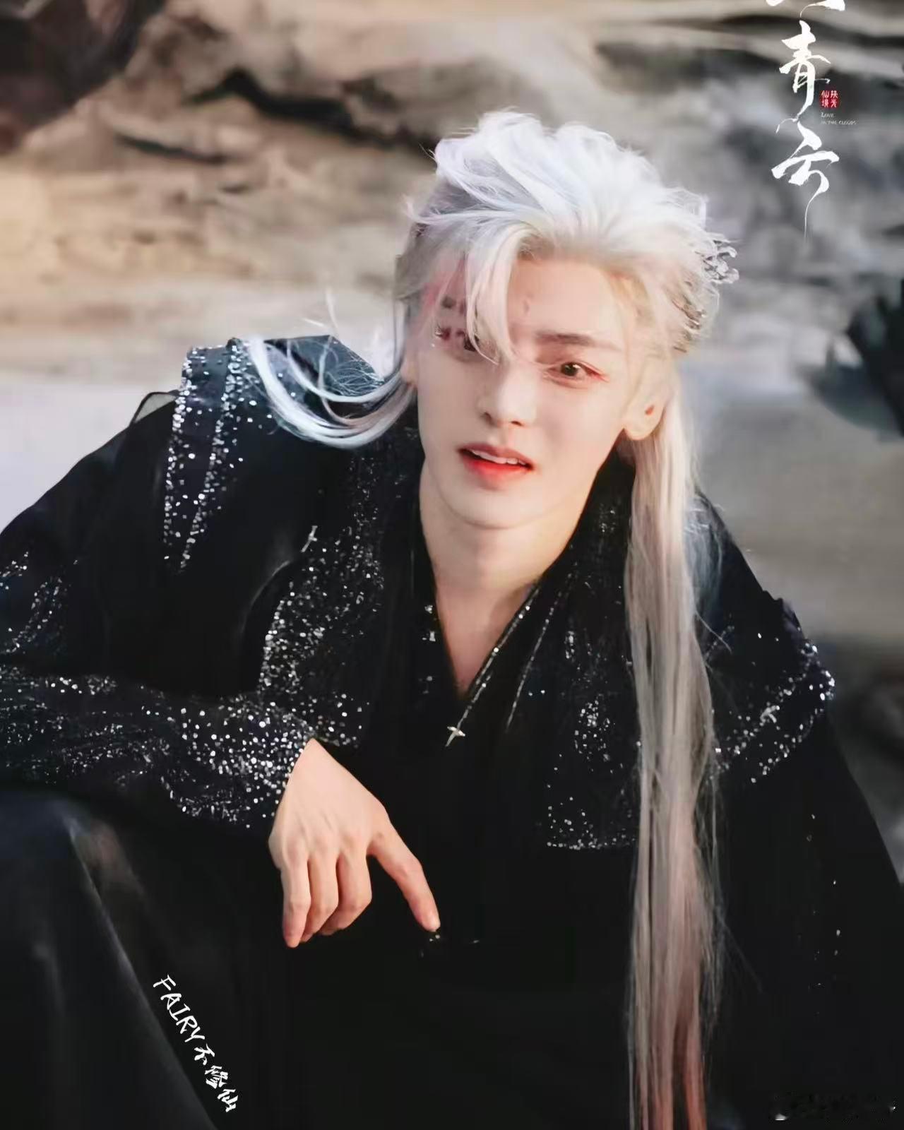 纪伯宰白发变身真的好炫酷 这段白发变身真的让我印象深刻，完全没有想到这种转变会这