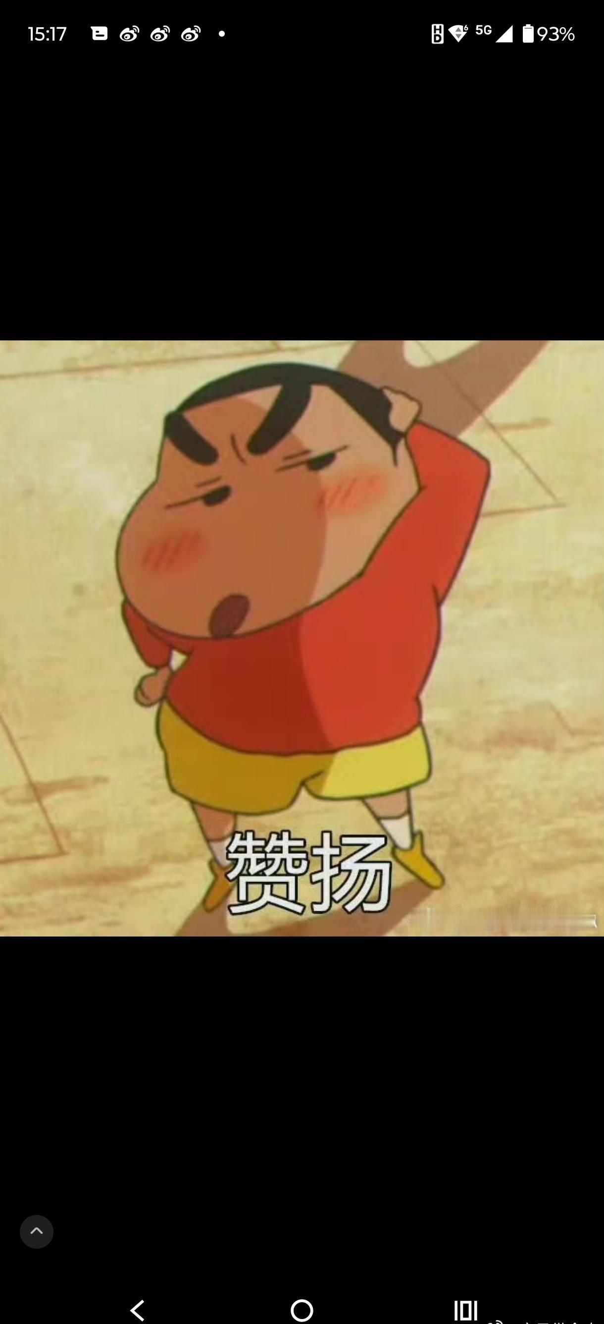 赶地铁时被红色橱窗里的展品留住了。里面有写着运动打卡的健身手环包装盒，还有整理好