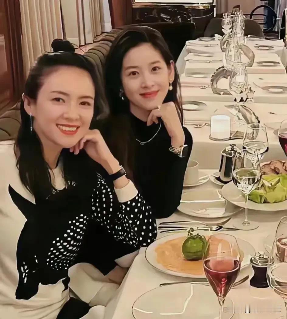 同框，章家有靓妹，章子怡，章泽天在威尼斯相遇，同框。俩大美女，年龄相差14岁，各