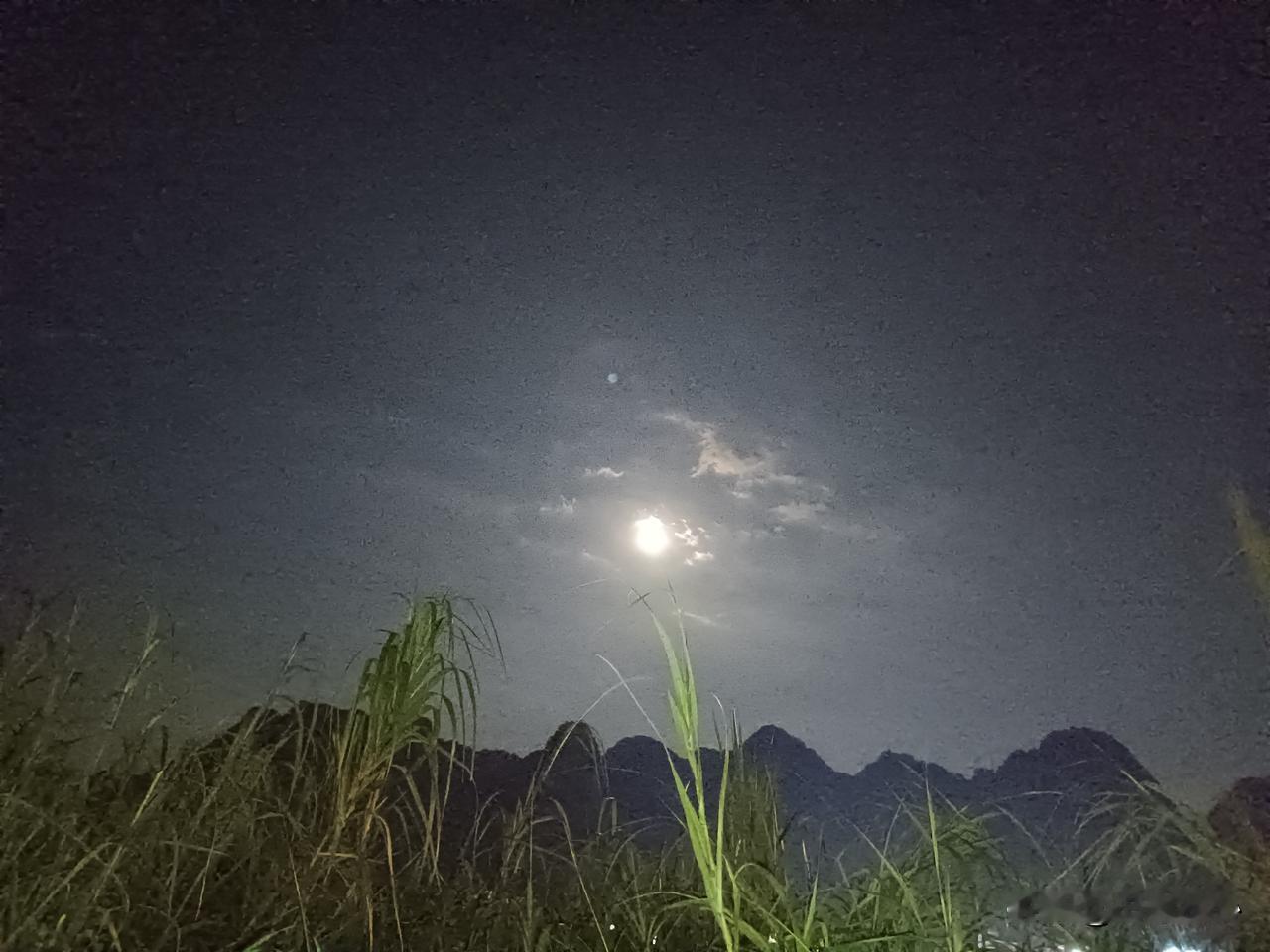 你问我答中秋节，除了吃月饼、赏月，你们当地还有哪些特别的习俗吗？