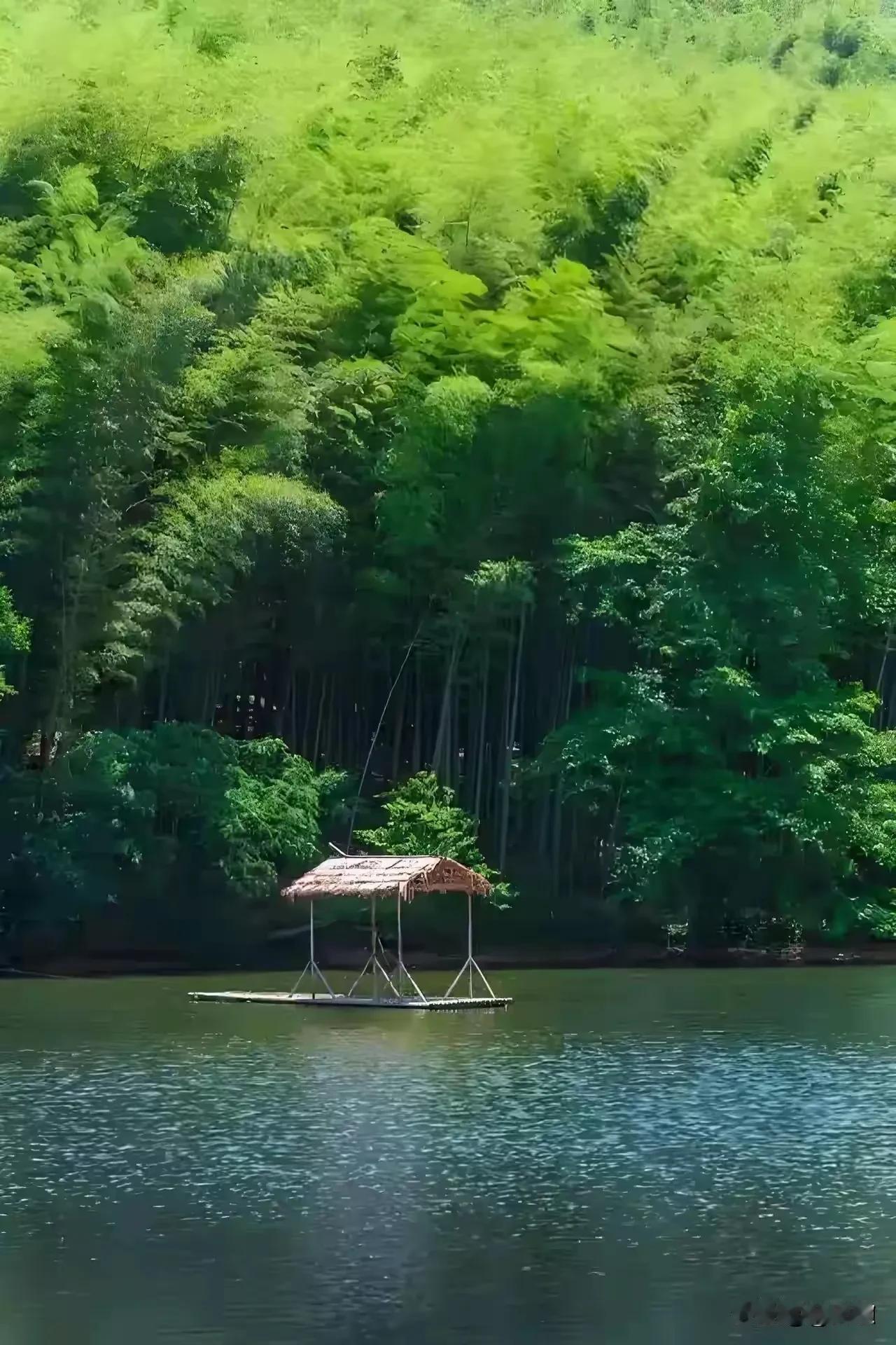 上联:青山挂瀑如飞练
下联:翠竹摇风作龙吟
横批:自然天成